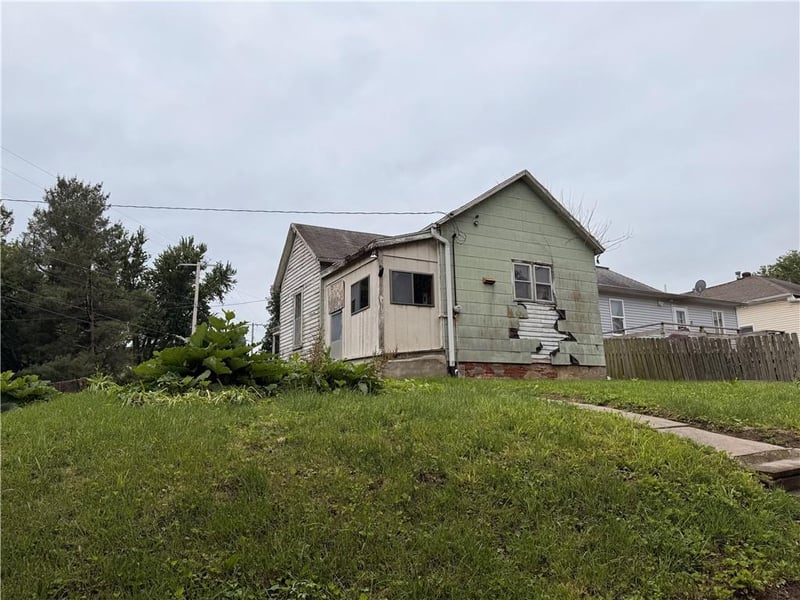 2725 Delaware St, St Joseph, MO 64506