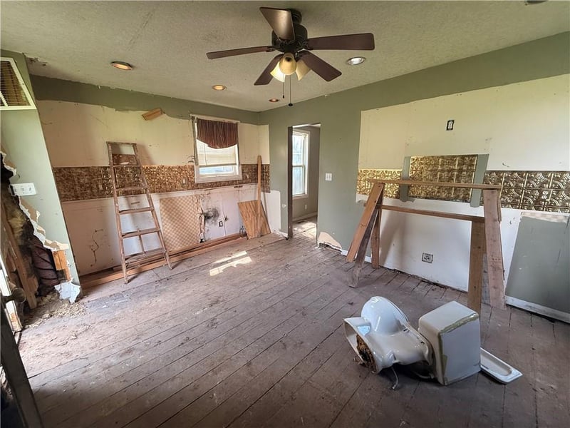 1917 Jones St, St Joseph, MO 64501