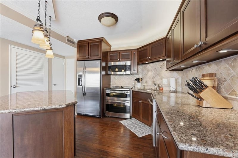 310 W 49th St #201, Kansas City, MO 64112