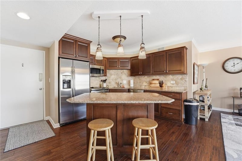310 W 49th St #201, Kansas City, MO 64112
