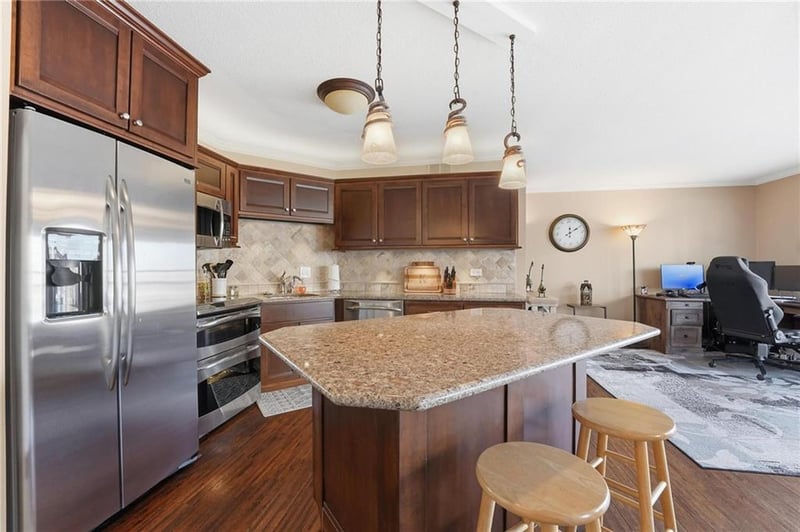 310 W 49th St #201, Kansas City, MO 64112
