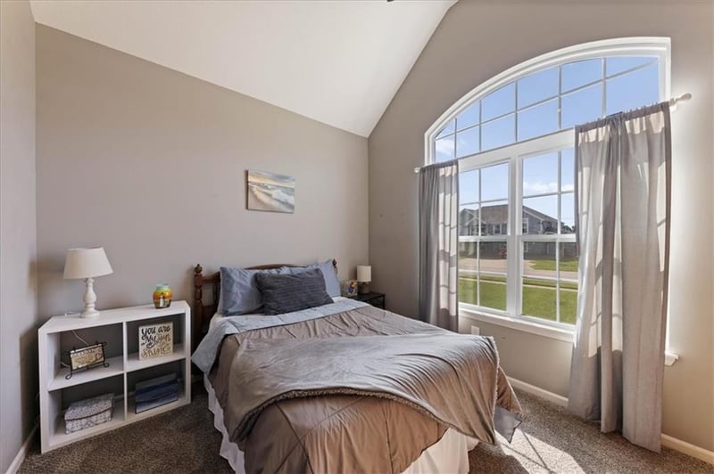 931 N Oak Ter, Tonganoxie, KS 66086