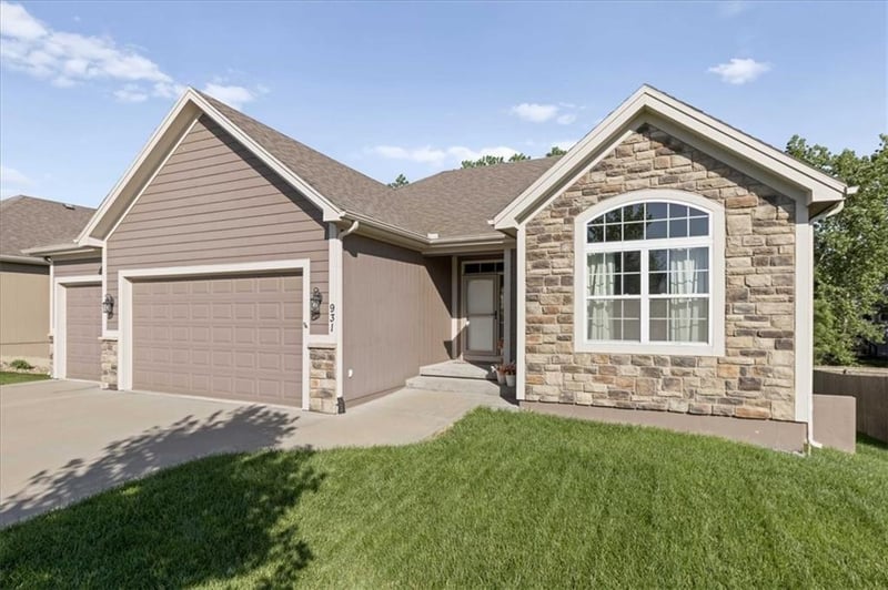 931 N Oak Ter, Tonganoxie, KS 66086