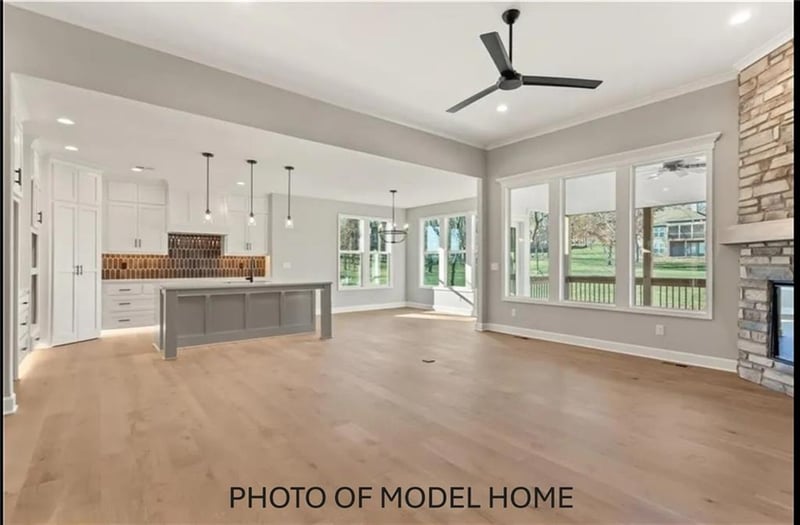 1503 Stonewall Dr, Oak Grove, MO 64075