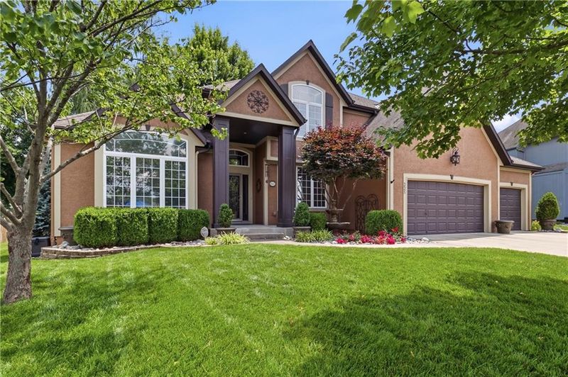 225 NE Misty Meadow Dr, Lee's Summit, MO 64064
