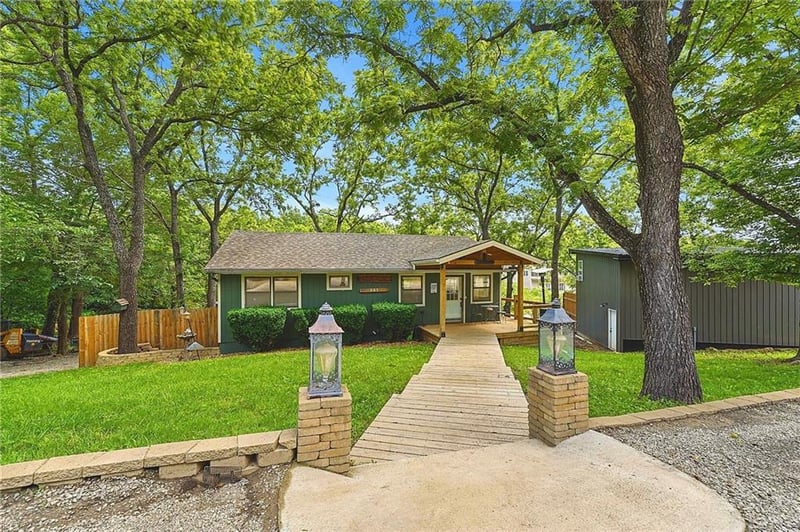 321 W Sugar Lake Dr, Mound City, KS 66056