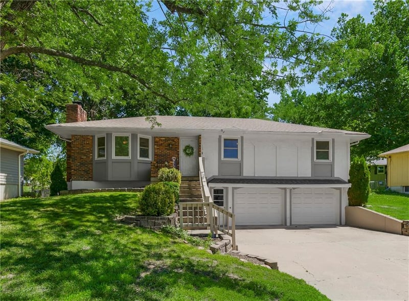 105 Continental Dr, Lansing, KS 66043