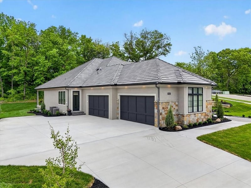 8612 Westridge Ct, Parkville, MO 64152