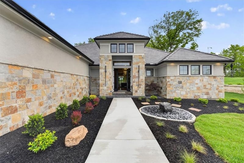 8612 Westridge Ct, Parkville, MO 64152