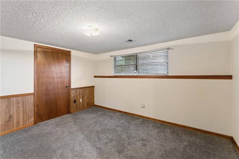 19208 E 12th Street North Ct, Independence, MO 64056