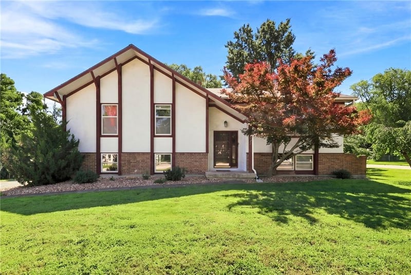 1424 Woodlawn Dr, Warrensburg, MO 64093