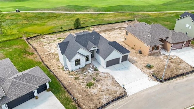 4410 Tee Box Dr, Basehor, KS 66007