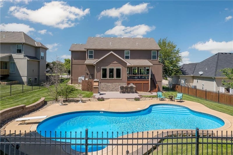 4614 Corinth Dr, St Joseph, MO 64506