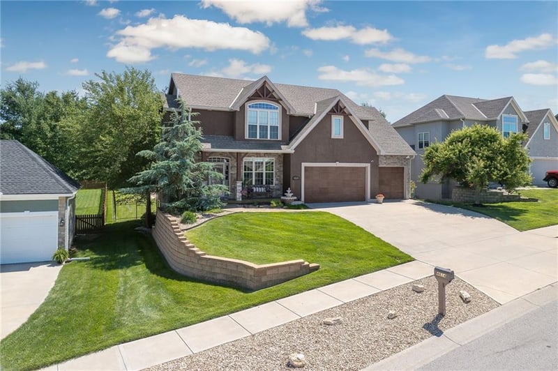 4614 Corinth Dr, St Joseph, MO 64506