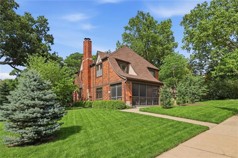 1141 Valentine Rd, Kansas City, MO 64111
