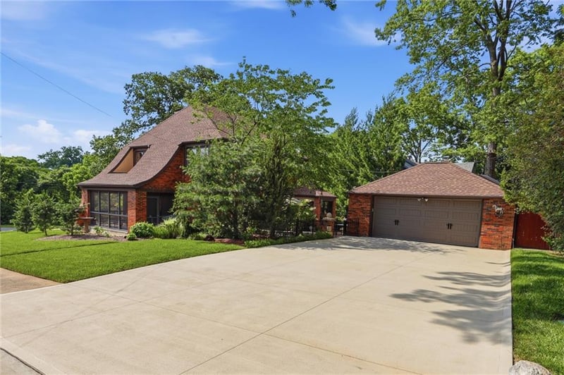 1141 Valentine Rd, Kansas City, MO 64111