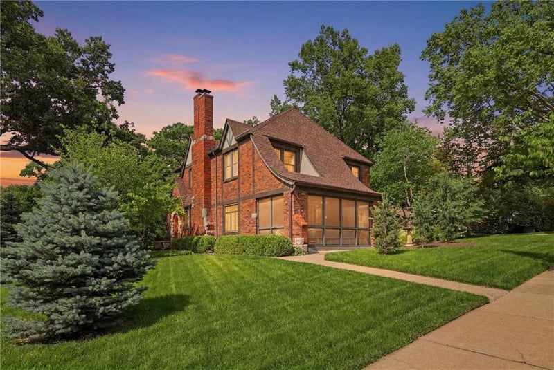 1141 Valentine Rd, Kansas City, MO 64111