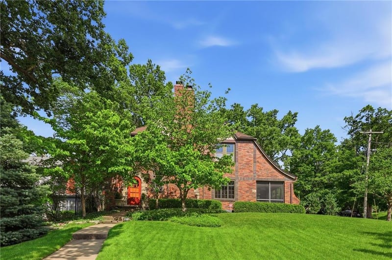 1141 Valentine Rd, Kansas City, MO 64111