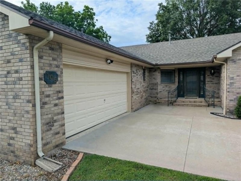 105 W Lincoln St, Frontenac, KS 66763