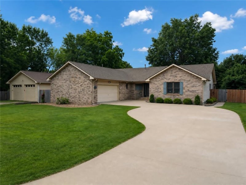 105 W Lincoln St, Frontenac, KS 66763