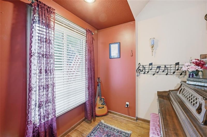 107 Willow Dr, Lansing, KS 66043