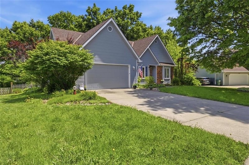 107 Willow Dr, Lansing, KS 66043