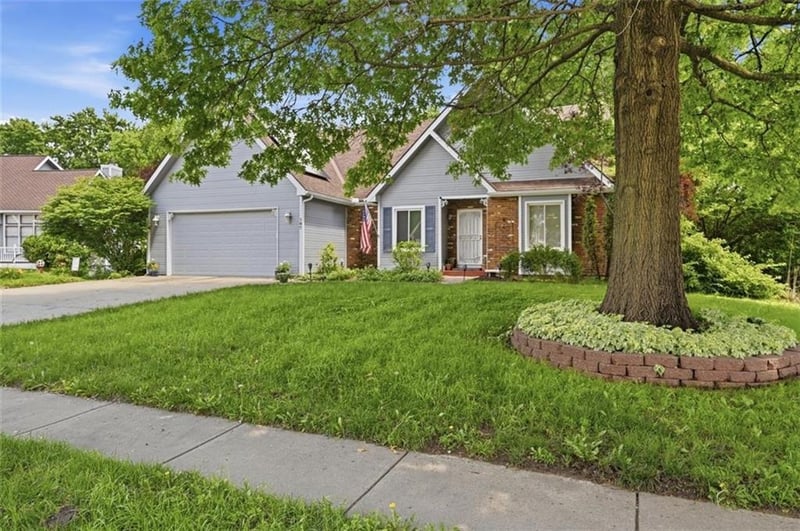 107 Willow Dr, Lansing, KS 66043