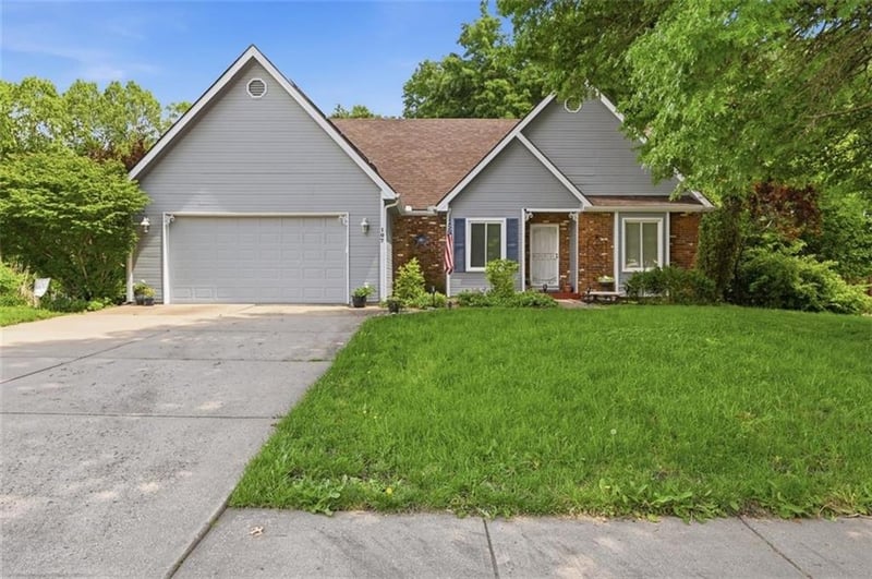 107 Willow Dr, Lansing, KS 66043