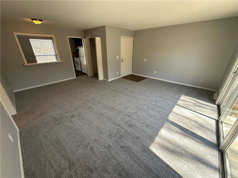 8725 Countryshire Ln, Kansas City, MO 64138