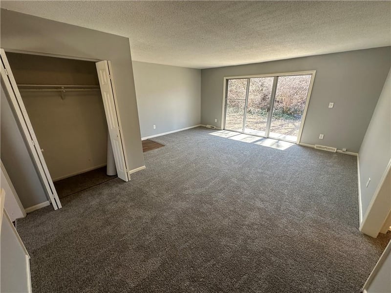8725 Countryshire Ln, Kansas City, MO 64138
