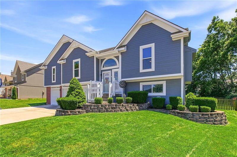 1301 NE Foxwood Dr, Lee's Summit, MO 64086