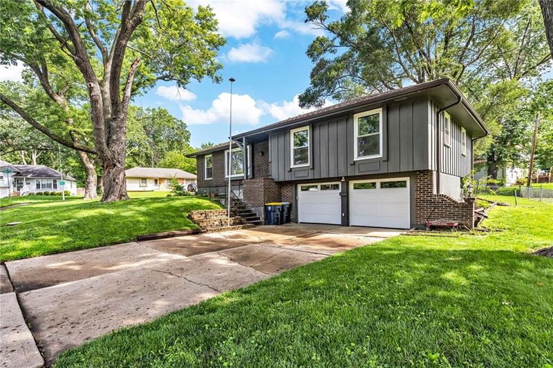 8800 Mcelroy Rd, Kansas City, MO 64134