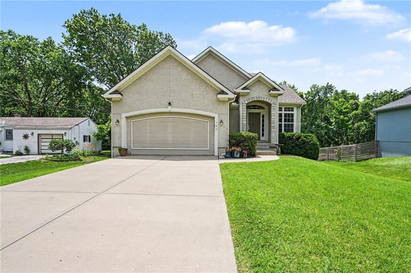 703 E 109th St, Kansas City, MO 64131