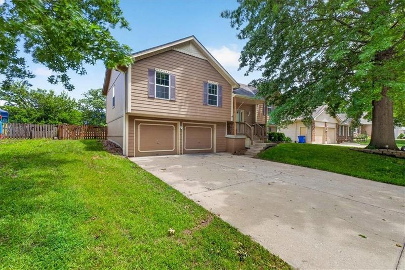 1029 SE Granada Dr, Lee's Summit, MO 64081