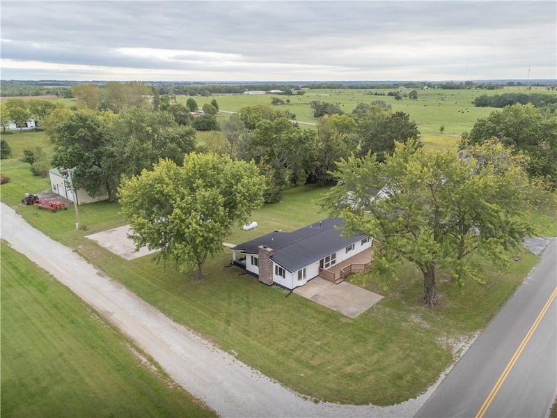 420 S 8th St, Breckenridge, MO 64625