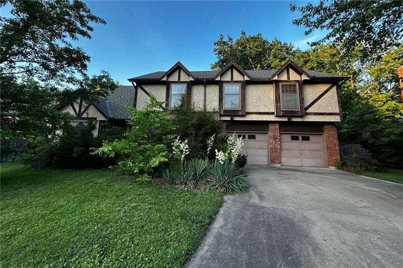 11651 Grant Dr, Overland Park, KS 66210