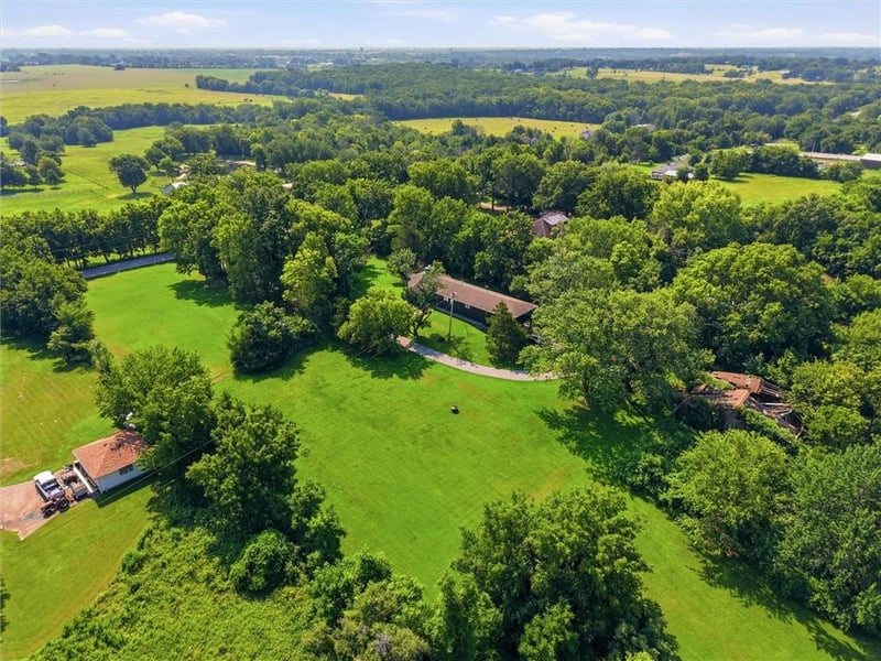 19260 S Hedge Ln, Spring Hill, KS 66083