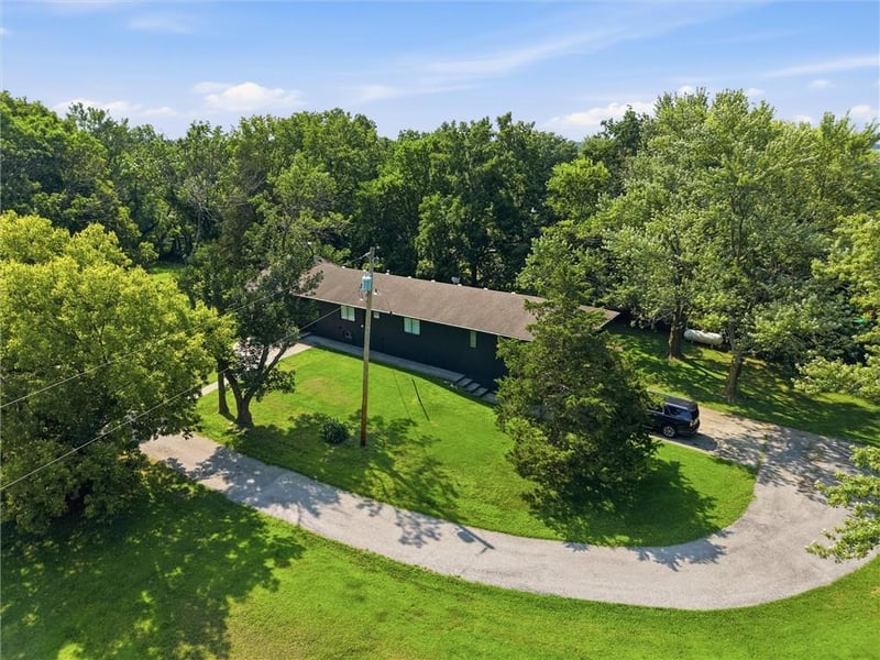 19260 S Hedge Ln, Spring Hill, KS 66083