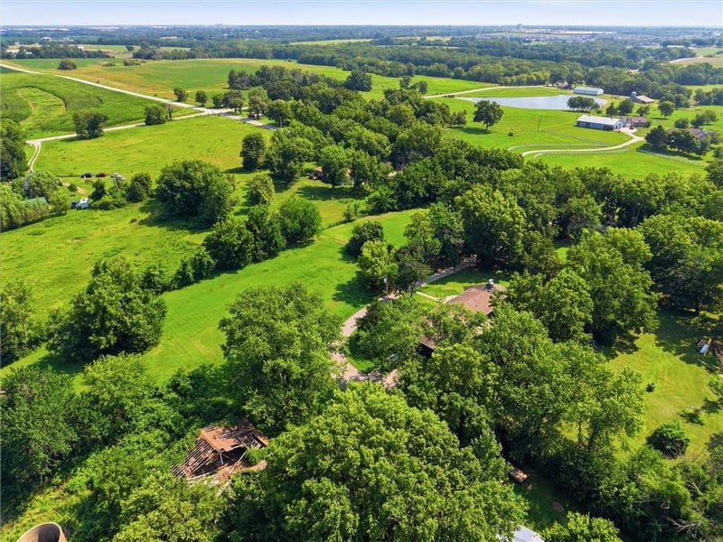 19260 S Hedge Ln, Spring Hill, KS 66083