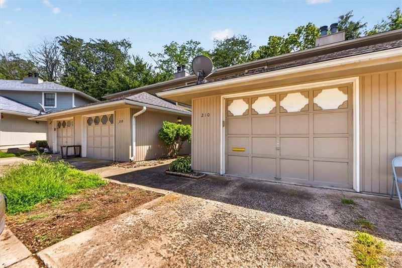 210 NW Nottingham Dr, Blue Springs, MO 64014