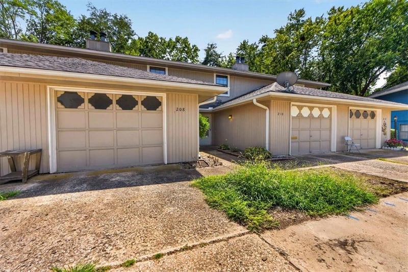 210 NW Nottingham Dr, Blue Springs, MO 64014