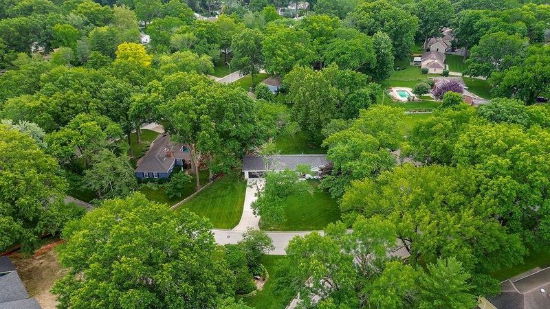 9101 Wenonga Rd, Leawood, KS 66206