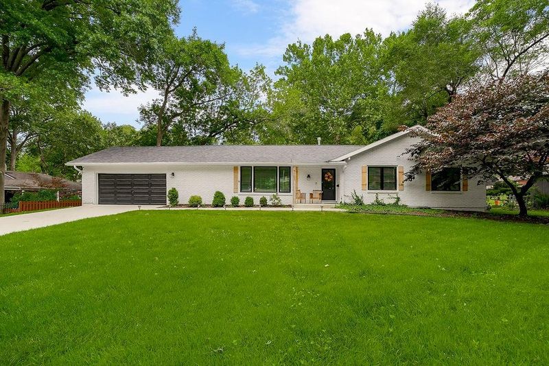9101 Wenonga Rd, Leawood, KS 66206