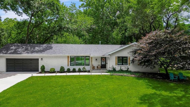 9101 Wenonga Rd, Leawood, KS 66206