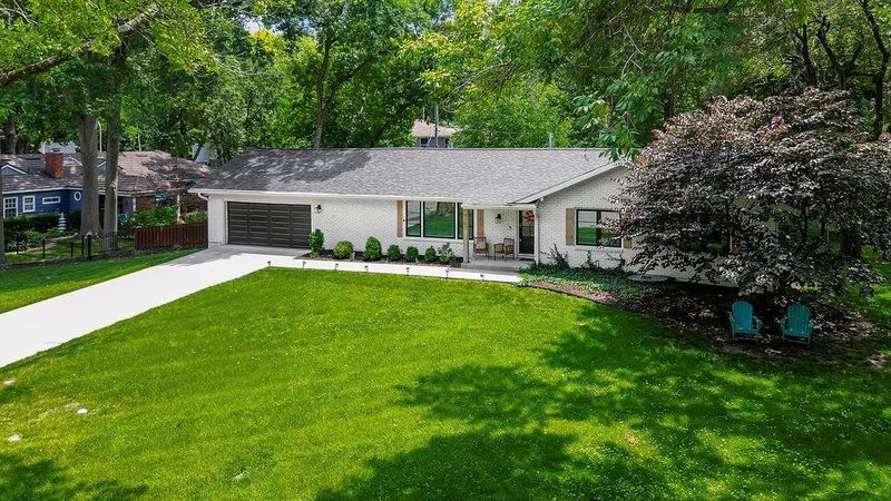 9101 Wenonga Rd, Leawood, KS 66206