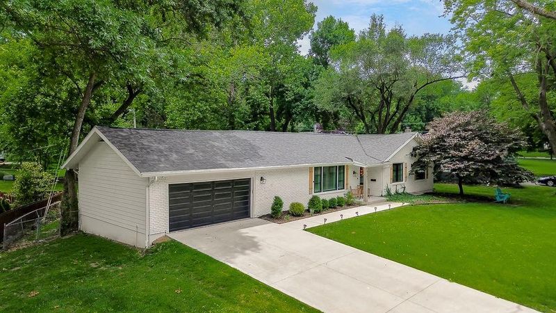 9101 Wenonga Rd, Leawood, KS 66206