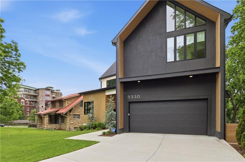 5330 Oak St, Kansas City, MO 64112