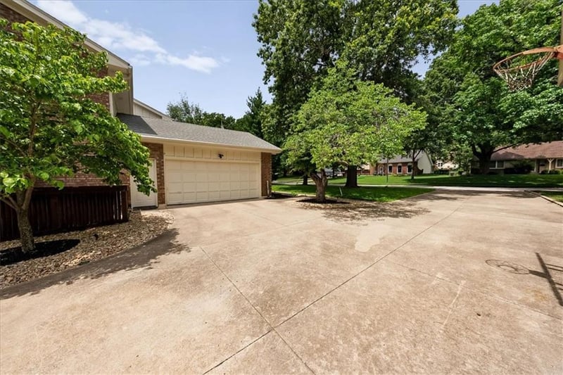 11818 Central St, Kansas City, MO 64114