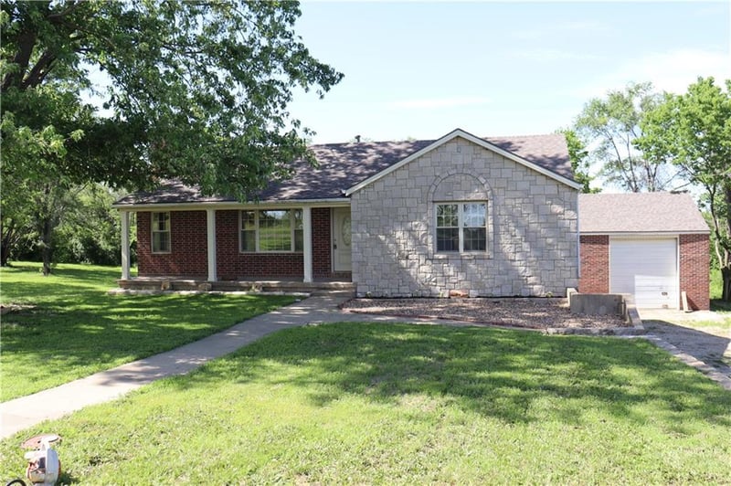 17568 Kansas Ave, Tonganoxie, KS 66086