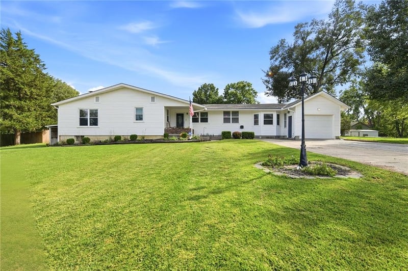 33655 Hillcrest St, De Soto, KS 66018